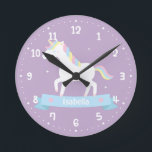 Horloge Ronde Cute White Unicorn<br><div class="desc">A wall clock that comes with a cute white unicorn with pastel red, blue and yellow mane which somehow rescucuten the rainbow. Easy to white clock face. Perfect for decorating a girls menaçom an enchanting, magical and fairy tale theme ! Personnalize with girl's name on the blue banner with tiny...</div>