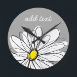 Horloge Ronde Daisy tendance avec gris et jaune<br><div class="desc">Un morceau d'art zen et fantaisiste,  hipster. Vous pouvez ajouter un nom,  un monogramme ou un autre texte personnalisé. Si vous avez besoin de déplacer l'art autour,  cliquez sur le bouton personnaliser pour apporter des modifications.</div>