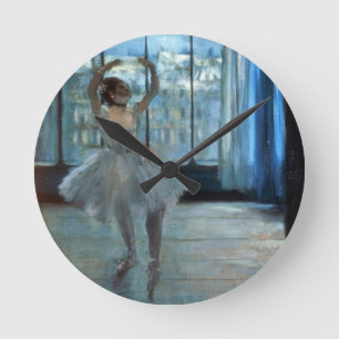 Horloge Ronde Danseur d'Edgar Degas devant une fenêtre