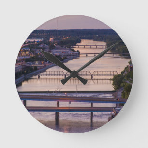 Horloge Ronde De Nombreux Pont Entourent La Grande Rivière, Vue
