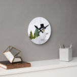 Horloge Ronde Décodeur de maison de Snowman White Christmas<br><div class="desc">This winter holiday-designed round wall clock fets a darling snowman design. This design feh layered design with snowmen,  pine trees,  and a border of embossed snowflakes. Je veux que tu prennes ce mur clock.</div>