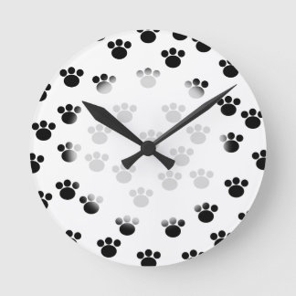 Horloge Ronde Des patters d'animaux. Black and White.