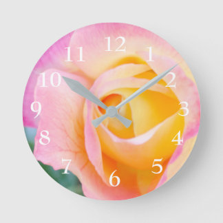 Horloge ronde des pétales roses