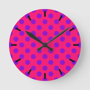 Horloge Ronde Des pois violets sur du cerise