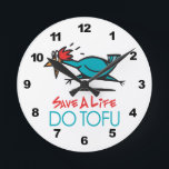 Horloge Ronde Design humoristique de tofu<br><div class="desc">FAIS DU TOFU. Conception humoristique d'un poulet qui court pour sa vie. Pour les végétariens, les végétaliens, les pescitariens ou toute personne qui aime manger du tofu. Idéal pour ceux qui aiment cuisiner une excellente recette de tofu dans la cuisine à la maison ou un chef qui cuisine tofu dans...</div>