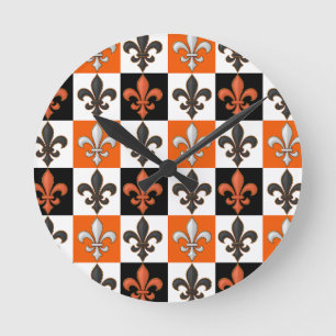 Horloge Ronde Design Orange Noir Blanc À damiers Fleur de lis