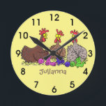 Horloge Ronde Dessin humoristique de poulets de tricot amusants<br><div class="desc">Une caricature de tricot de poules heureuses. Beaucoup de humour pour un joyeux passe-temps !</div>
