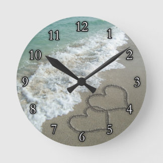 Horloge Ronde Deux Coeurs de sable sur la plage