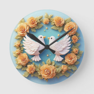 Horloge Ronde Deux colombes blanches parmi un motif floral