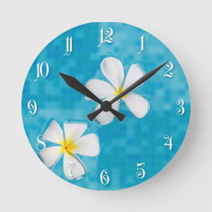 Horloge Ronde Deux fleurs de frangipani dans une eau bleue