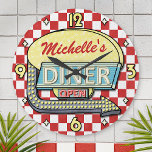 Horloge Ronde Diner Sign Retro les années 50 Red À damiers | Nom<br><div class="desc">Cette horloge cool et rétro les années 50 peut être facilement personnalisée avec votre propre nom. L'arrière - plan est un motif de dames rouge et blanc légèrement en détresse, et le panneau de style années 1950 en haut indique DINER et OPEN en faux néon. Le design a une flèche...</div>