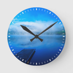 Horloge Ronde Dock on calm misty lake, Californie