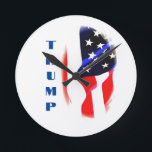 Horloge Ronde Donald Trump American Flag Pop Art<br><div class="desc">Symboles et Emblèmes nationaux américains - Drapeau des États-Unis d'Amérique</div>