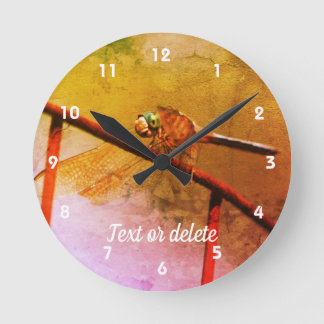 Horloge Ronde Dragonfly on Wire Fence Abstract