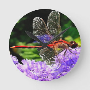 Horloge Ronde Dragonfly rouge sur Violet Violet Fleurs