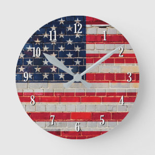 Horloge Ronde Drapeau américain sur un mur de briques
