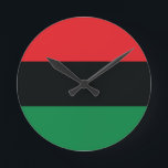 Horloge Ronde Drapeau rouge, noir et vert<br><div class="desc">Les 3 couleurs panafricaines sur le drapeau représentent : le rouge : le sang qui unit tous les peuples d'ascendance africaine noire, et versé pour la libération ; le NOIR : les noirs dont l'existence en tant que nation, bien qu'elle ne soit pas un État-nation, est affirmée par l'existence du...</div>