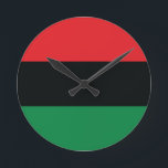 Horloge Ronde Drapeau rouge, noir et vert<br><div class="desc">Les 3 couleurs panafricaines sur le drapeau représentent : le rouge : le sang qui unit tous les peuples d'ascendance africaine noire, et versé pour la libération ; le NOIR : les noirs dont l'existence en tant que nation, bien qu'elle ne soit pas un État-nation, est affirmée par l'existence du...</div>