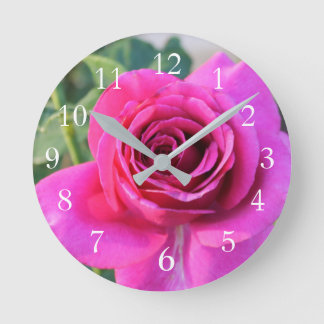Horloge ronde du portrait rose
