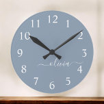 Horloge Ronde Dusty Blue Modern Script élégant Nom du monogramme<br><div class="desc">Dusty Blue Simple Script Monogramme Nom Horloge. Cela rend le cadeau parfait pour 16 ans,  mariage,  douche nuptiale,  anniversaire,  baby shower ou bachelorette pour quelqu'un qui aime le luxe glam et les styles chic.</div>