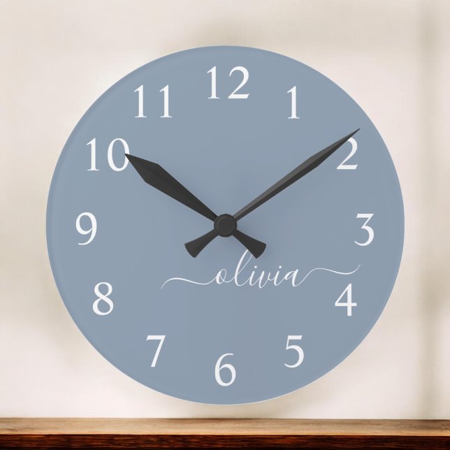 Horloge Ronde Dusty Blue Modern Script élégant Nom du monogramme (Créateur téléchargé)