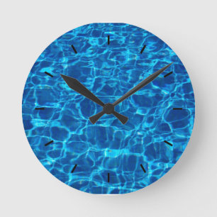 HORLOGE RONDE EAU. REGARDER L'EAU DE L'OCÉAN BLEU CLAIR