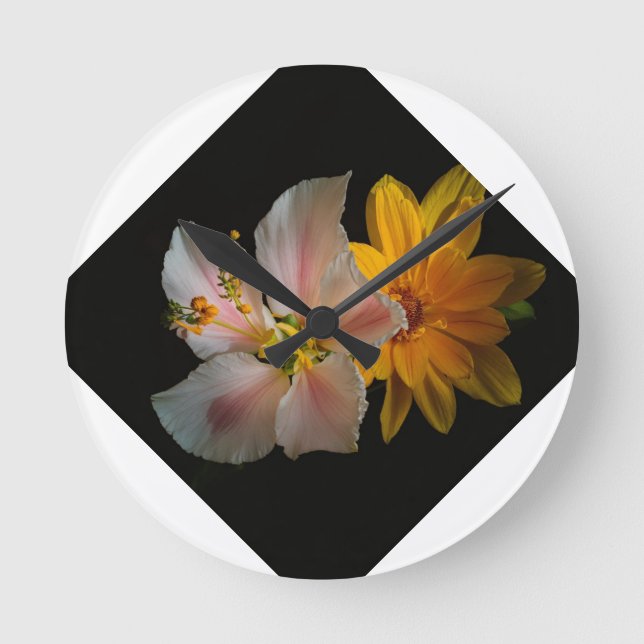 Horloge Ronde Élégance audacieuse : Coussin de fleurs noires" (Recto)