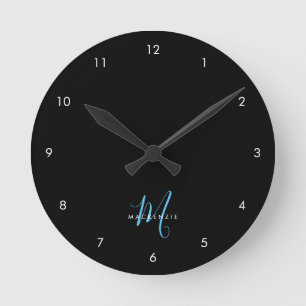 Horloge Ronde Élégant Black Sky Blue Script Monogramme moderne