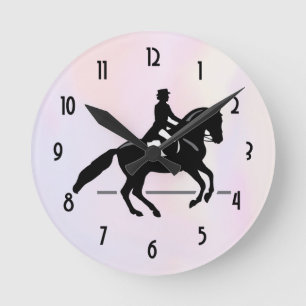 Horloge Ronde Elégant cavalier de Dressage sur un Arrière - plan