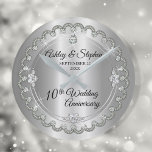 Horloge Ronde Elegant Heart Diamonds<br><div class="desc">Une élégance opulente encadre ce 10ème anniversaire mariage dans un design diamant à échalotes unique avec un diamant central à goutte d'eau avec des éclaboussures imbriquées sur un dégradé de couleur étain. Design original par Holiday Hearts Designs (droits réservés). Veuillez noter que tous les embellissements sont imprimés et ne sont...</div>