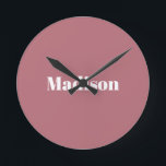 Horloge Ronde Élégant minimaliste Rose Gold Nom blanc<br><div class="desc">Ce produit était très bon et j'adore comme il est facile pour la conception de personnaliser. Le design était très simple,  donc je suis très heureux quand je crée.</div>