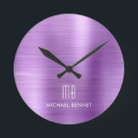 Horloge Ronde Élégant Monogramme violet brossé métal<br><div class="desc">Élégant Monogramme Purple Brossé Personnalisé Horloge Ronde.</div>