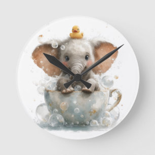 Horloge Ronde Éléphant de bébé adorable dans une tasse à thé ave