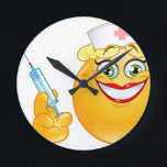 Horloge Ronde emoji d'infirmière<br><div class="desc">soignez, emoji d'infirmière, hôpital, drôle, bâillon, plaisanterie, emoji, emojis, émoticône, cadeau, visage heureux, personnalisé, présent, sourire, smiley, smilies, le blanc, Noël, cru rouge personnalisé par personnaliser faite sur commande vaccinique jaune d'aiguille de tir rétro - l'hôpital vaccinique "emoji "de visage heureux" d'infirmière d'émoticône d'emoji "d'emoji " d'hôpital de "" d'emoji...</div>