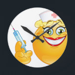Horloge Ronde emoji d'infirmière<br><div class="desc">soignez, emoji d'infirmière, hôpital, drôle, bâillon, plaisanterie, emoji, emojis, émoticône, cadeau, visage heureux, personnalisé, présent, sourire, smiley, smilies, le blanc, Noël, cru rouge personnalisé par personnaliser faite sur commande vaccinique jaune d'aiguille de tir rétro - l'hôpital vaccinique "emoji "de visage heureux" d'infirmière d'émoticône d'emoji "d'emoji " d'hôpital de "" d'emoji...</div>