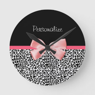 Horloge Ronde Empreinte de léopard tendance et ruban rose avec n