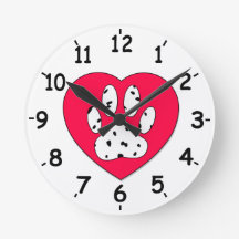 Empreinte de patte dalmate dans le coeur rouge