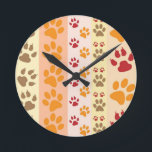 Horloge Ronde Empreintes de pattes Amoureux de les chiens mignon<br><div class="desc">Conception avec un motif mignon d'empreintes de pattes de chien dans les couleurs orange et jaune et chaud. Ce design ressemble à un chien qui a parcouru le produit ! Pour les amoureux de les chiens partout.</div>
