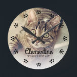 Horloge Ronde Empreintes de pattes de chats photo personnalisée<br><div class="desc">Les chats laissent des empreintes de pattes dans votre coeur. Affichez votre photo de chat préférée avec cette belle conception d'horloge personnalisée parfaite pour le meilleur chat maman/papa du monde.</div>