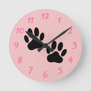 Horloge Ronde Empreintes de pattes de chien sur bébé rose horlog