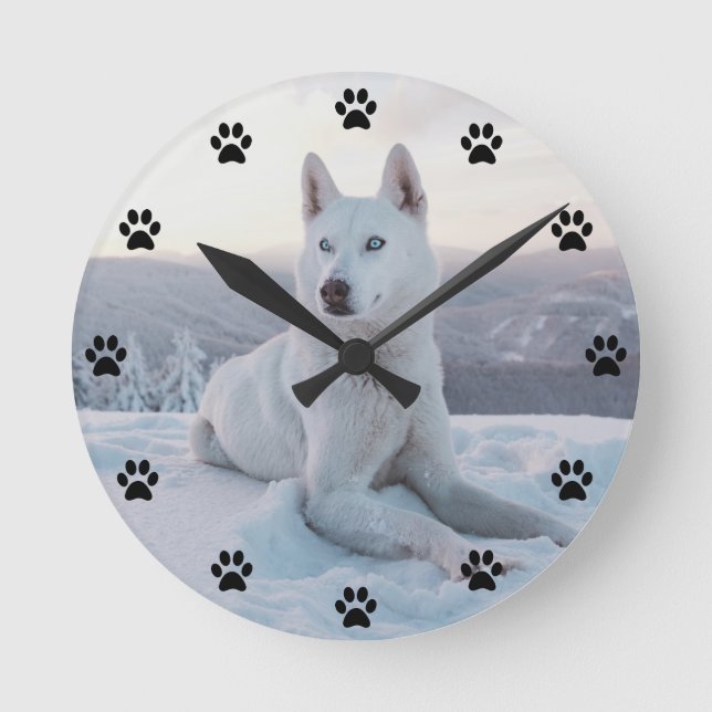 Horloge Ronde Enchanter White Husky Dog dans la neige Pawprint (Recto)