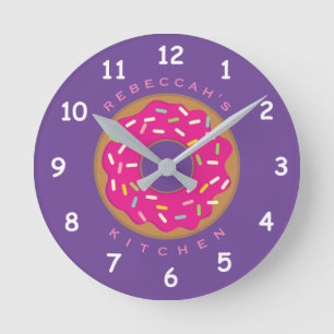 Horloge Ronde Épinglette rose pâle beignet de cuisine sur mesu