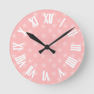 Horloge Ronde Étoiles sur monogramme rose ou nom personnalisé