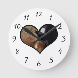 Horloge Ronde Étreinte de chien et de chat dans un Yin en forme