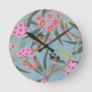 Horloge Ronde Eucalyptus Flowers with Birds in Rose and Blue