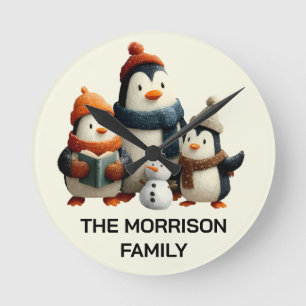 Horloge Ronde Famille de manchots d'hiver avec bonhomme de neige