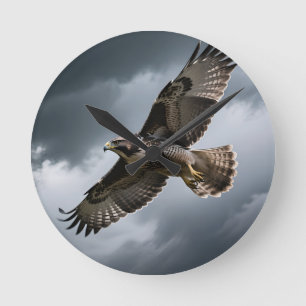 Horloge Ronde Faucon Majestueux en Vol Orageux