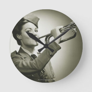 Horloge Ronde Femme dans l'uniforme de soldat
