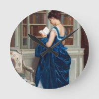 Femme élégante victorienne lisant dans une bibliot