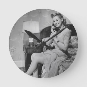 Horloge Ronde Femme parlant au téléphone